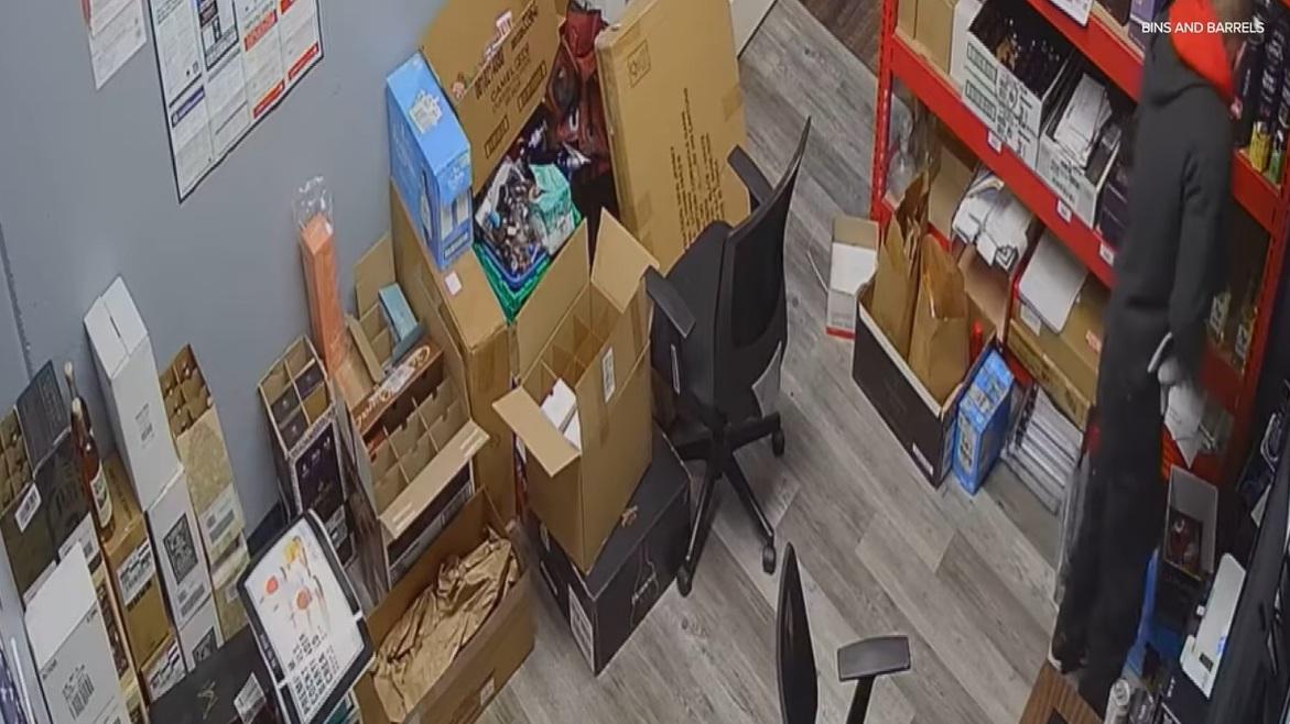 男子在倉庫後翻找貨架偷東西。(互聯網)