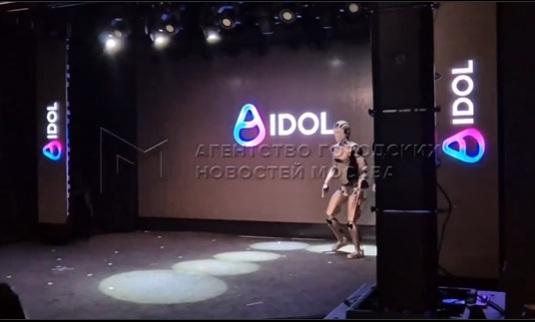 AIdol一步一步從舞台後方走出來。(互聯網)