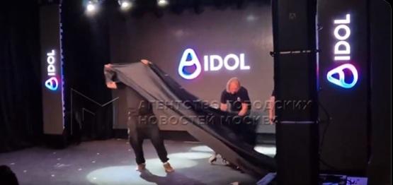 工作人員拉起黑布遮擋,另一人將AIdol拖走。(互聯網)