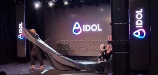 工作人員拉起黑布遮擋,另一人將AIdol拖走。(互聯網)