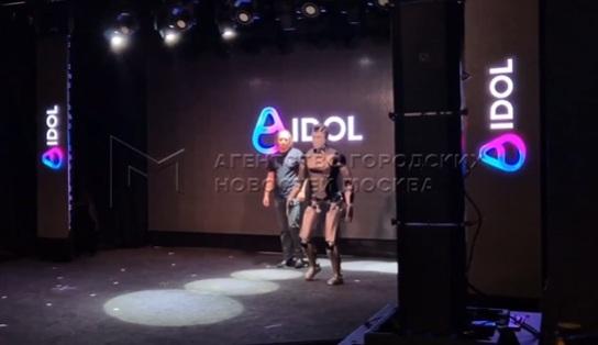 AIdol由工作人員陪同從舞台後方走出來。(互聯網)