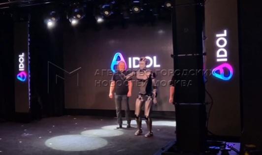 AIdol還向台下觀眾揮手。(互聯網)