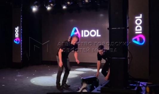 AIdol突然失平衡跌倒。(互聯網)