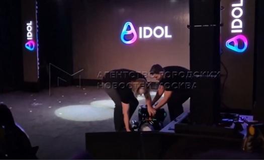 AIdol突然跌倒,工作人員將它扶起。(互聯網)