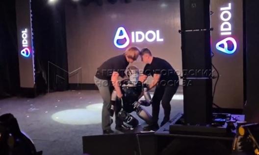 AIdol突然跌倒,工作人員將它扶起。(互聯網)