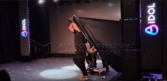 工作人員拉起黑布遮擋。(互聯網)