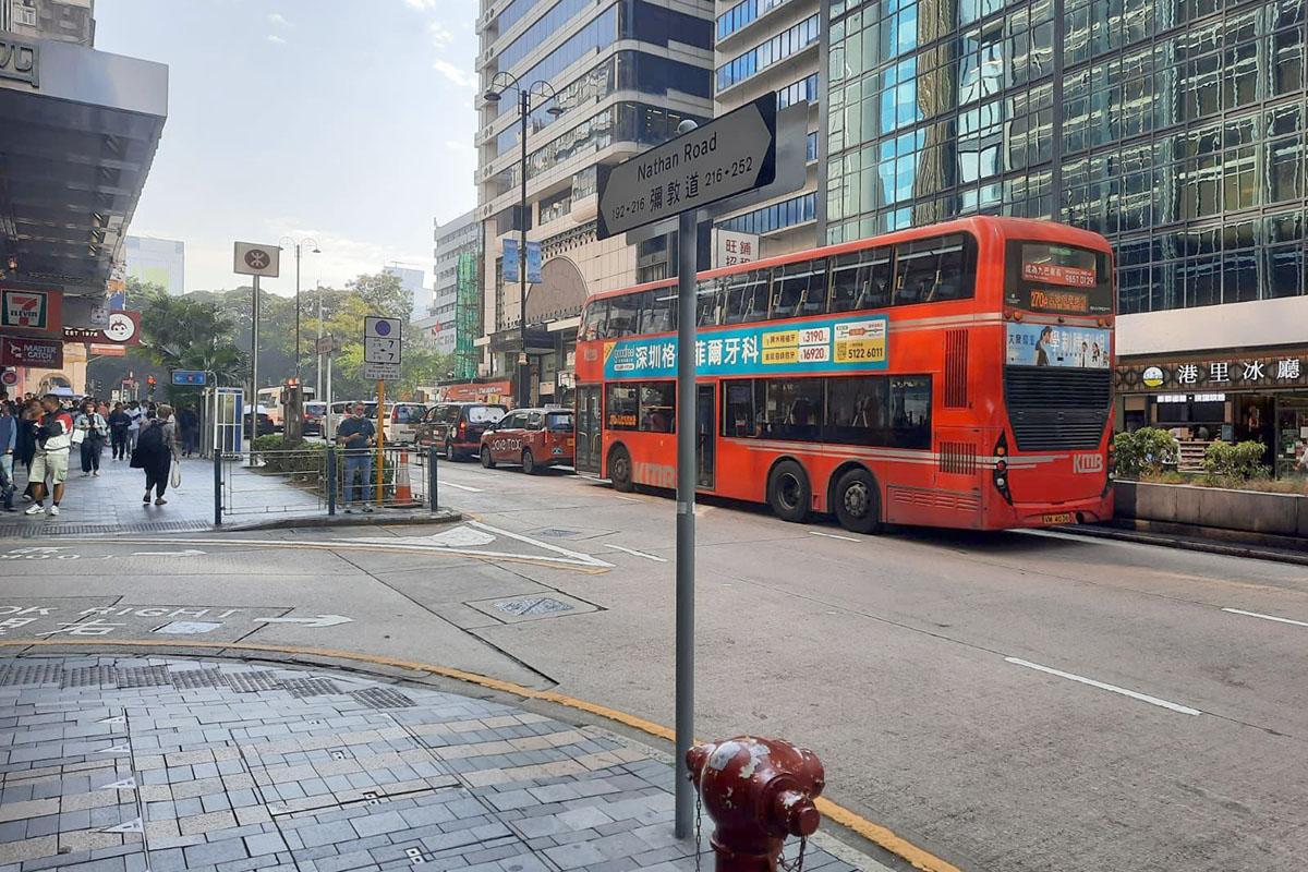 路政署接獲查詢後隨即到彌敦道視察,並未發現據稱的「電子屏幕街道牌」。(路政署提供)