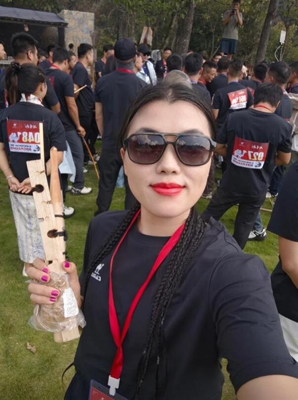 荒野求生賽事名參賽選手「冷美人」現在與賽前判若兩人。