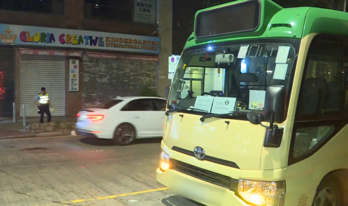 粉嶺一輛專線小巴撞倒一名正橫過馬路的46歲內地男途人。意外後路面遺有血漬,小巴車頭凹陷。(有線新聞畫面)
