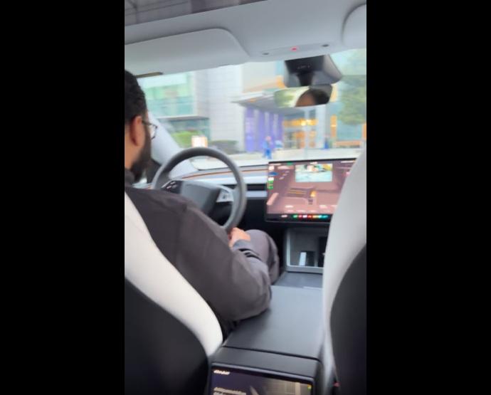 直至警報響起,司機才驚醒,抬頭看前方。(互聯網)