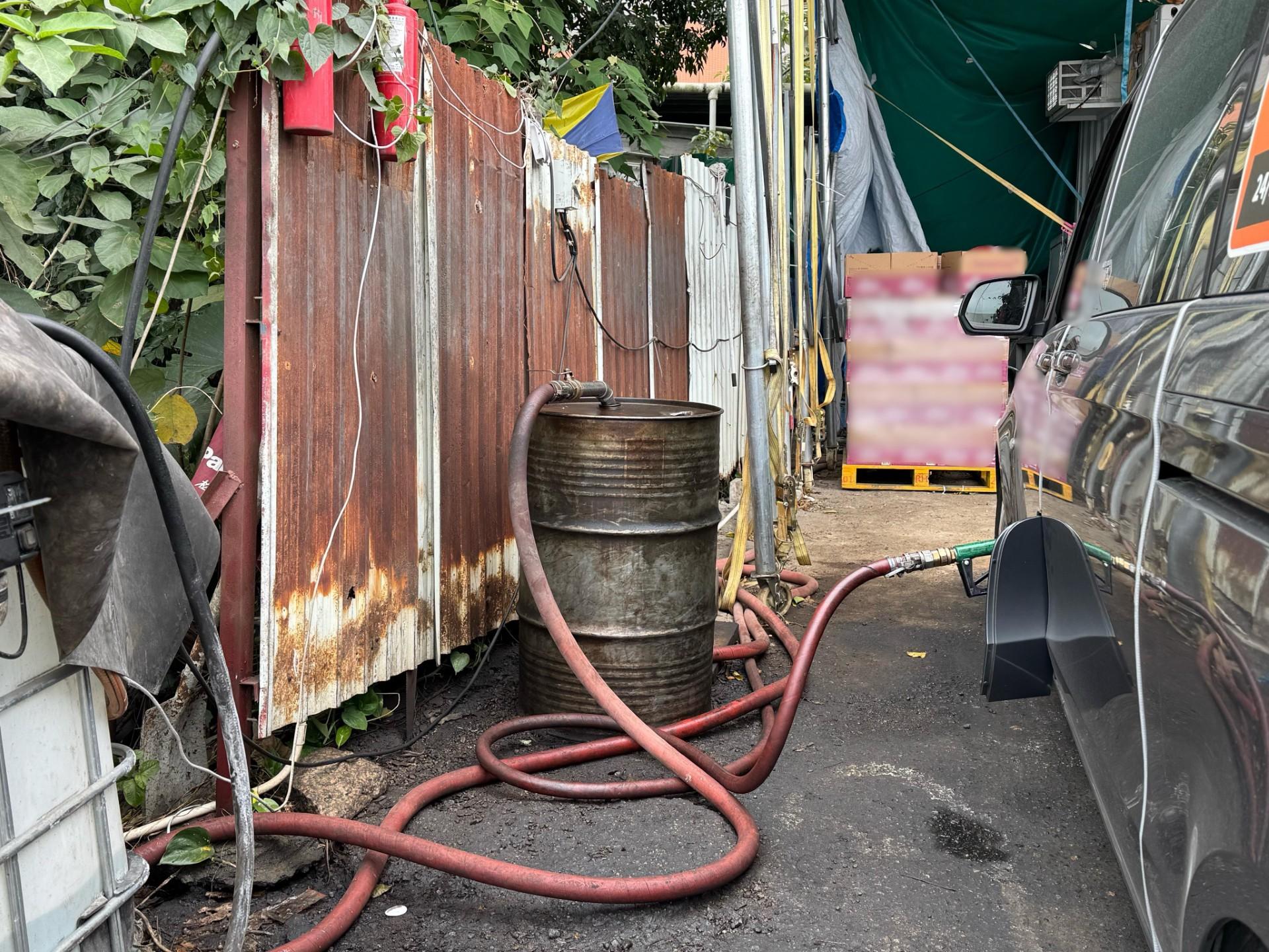 消防北區搗非法加油站檢逾42萬元柴油,3男將被檢控。(消防處)