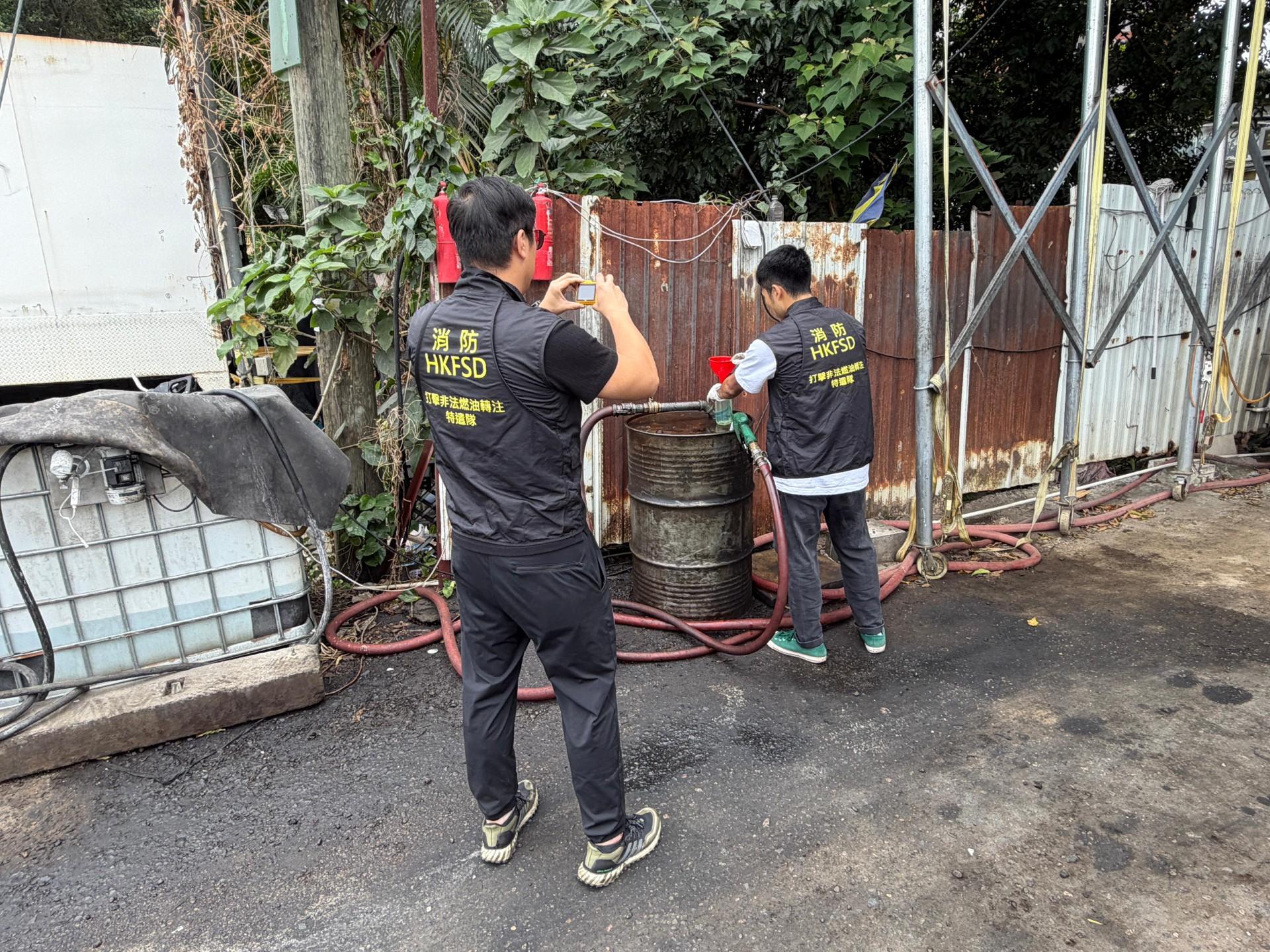 消防北區搗非法加油站檢逾42萬元柴油,3男將被檢控。(消防處)