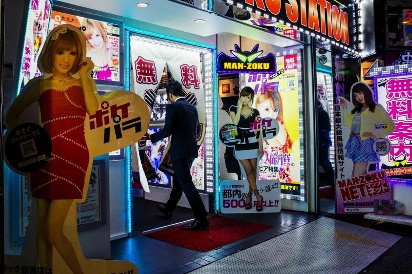 一名12歲泰國籍少女被迫在東京一間按摩店賣淫,1個月內接客約60人。圖為東京新宿的風俗店。(資料圖片)