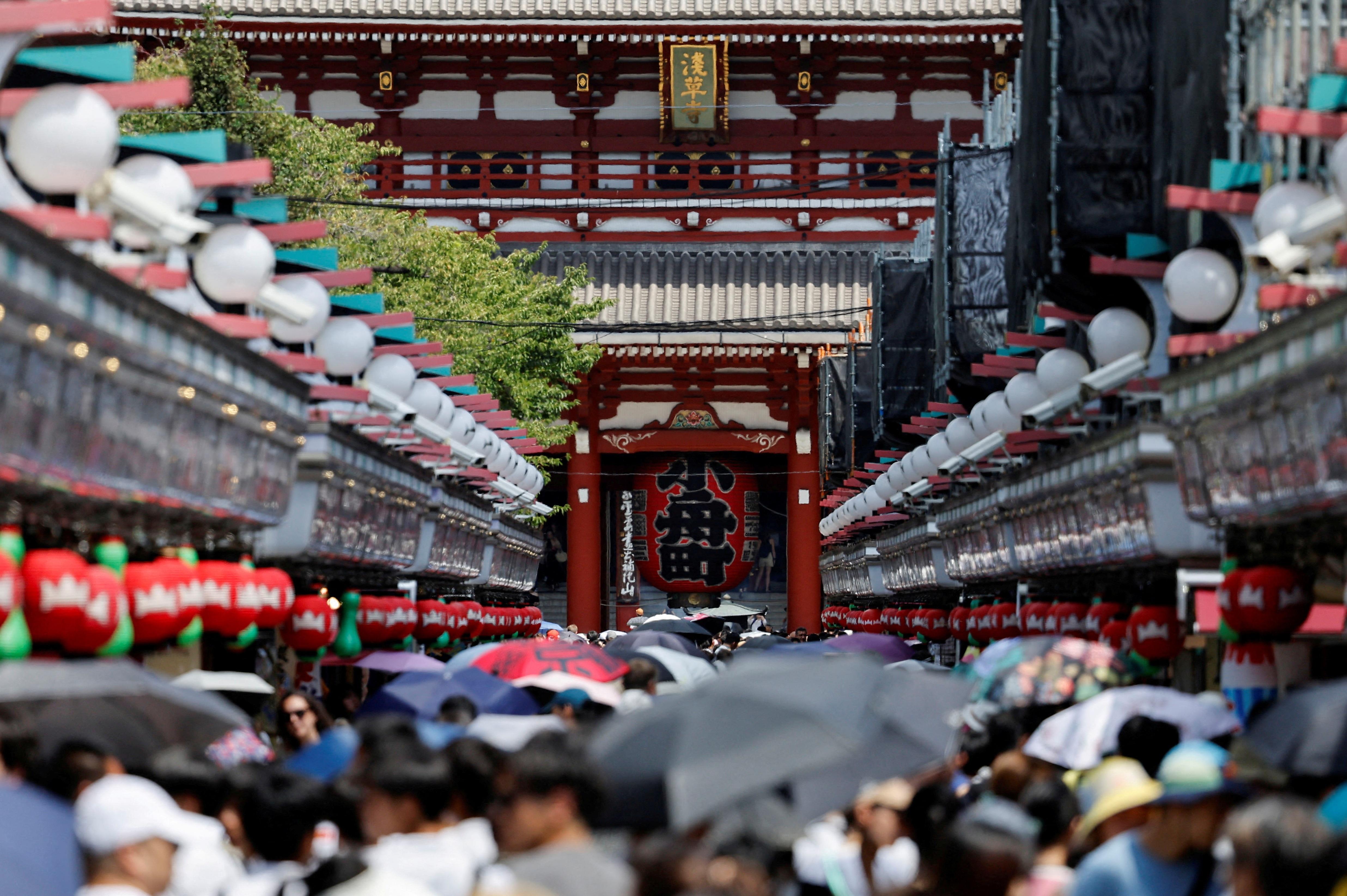 日本政府正研究大幅調高國際觀光旅客稅,並計劃把增加的稅收用於處理過度旅遊問題。圖為東京旅遊熱點淺草寺。(資料圖片)