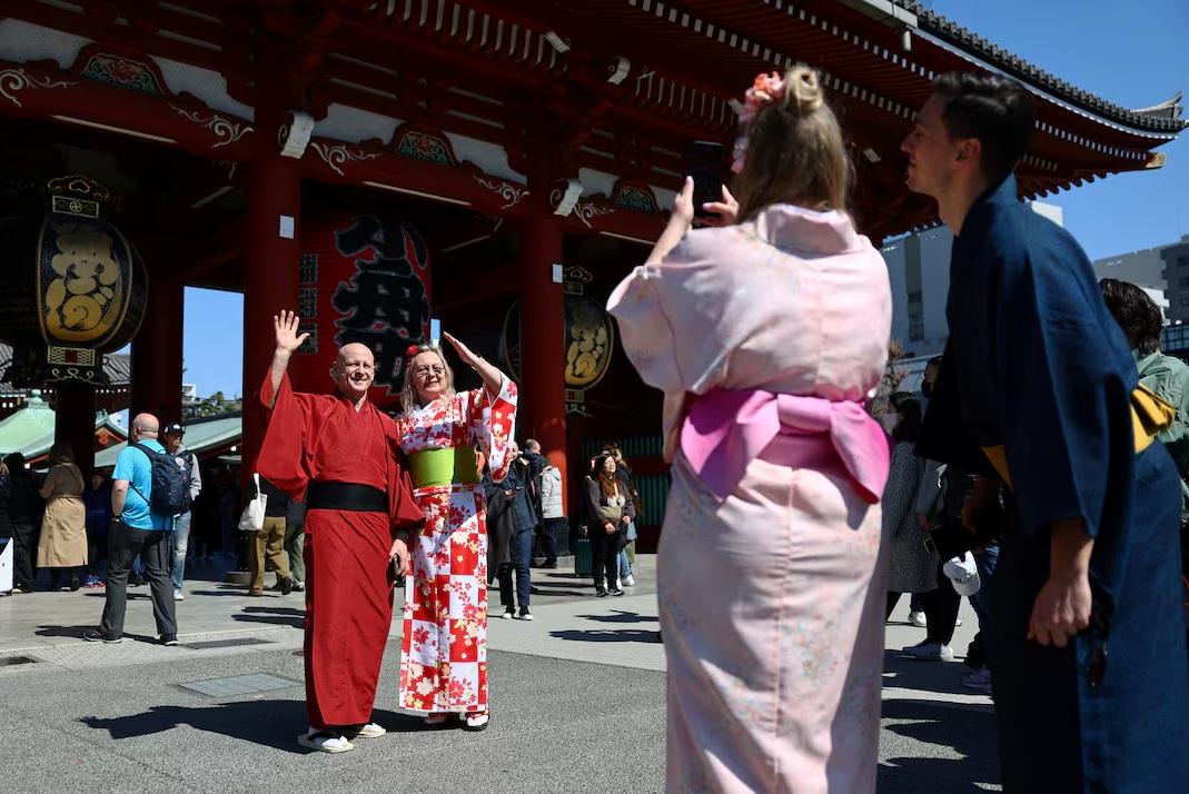 日本政府正研究大幅調高國際觀光旅客稅,並計劃把增加的稅收用於處理過度旅遊問題。圖為東京旅遊熱點淺草寺。(資料圖片)