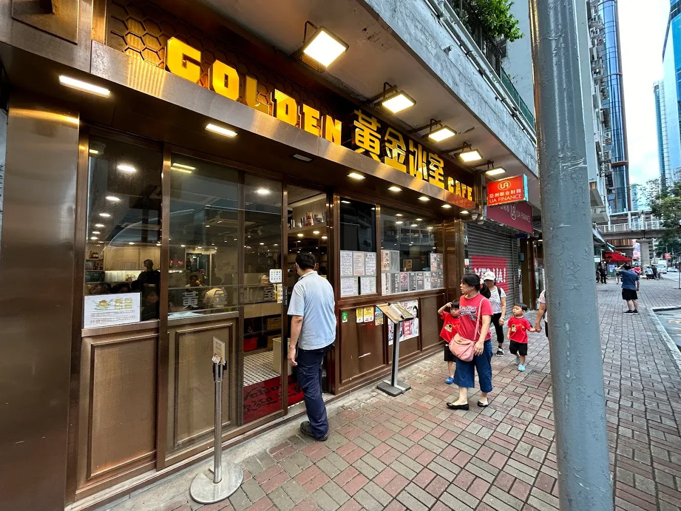 連鎖茶餐廳「黃金冰室」的北角分店悄然結業,店內物品全數清空。黃金冰室高峰曾擁有6間分店。(Google圖片/資料圖片)