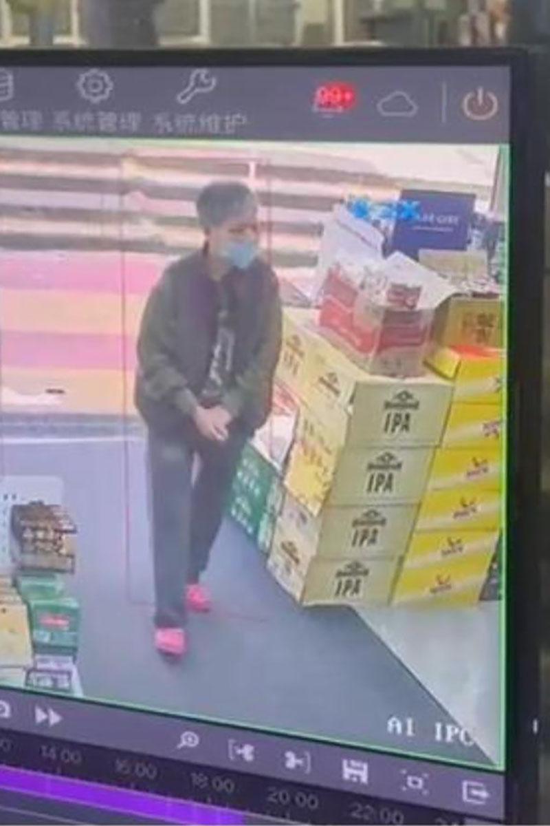 何小連最後露面時身穿綠色外套、灰色長袖上衣、灰色長褲及粉紅色拖鞋。