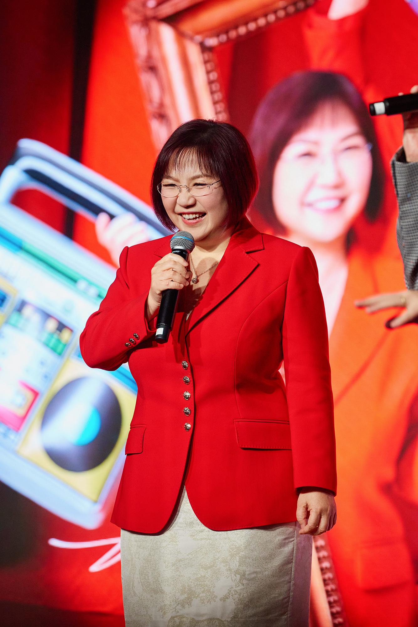 玲玲師傅在台上展出自己的珍藏相片,包括她曾經穿古裝和拍攝槍戰的照片,農夫隨即自嘲自己沒有這麼多拍劇經驗,明顯跟玲玲師傅比下去。