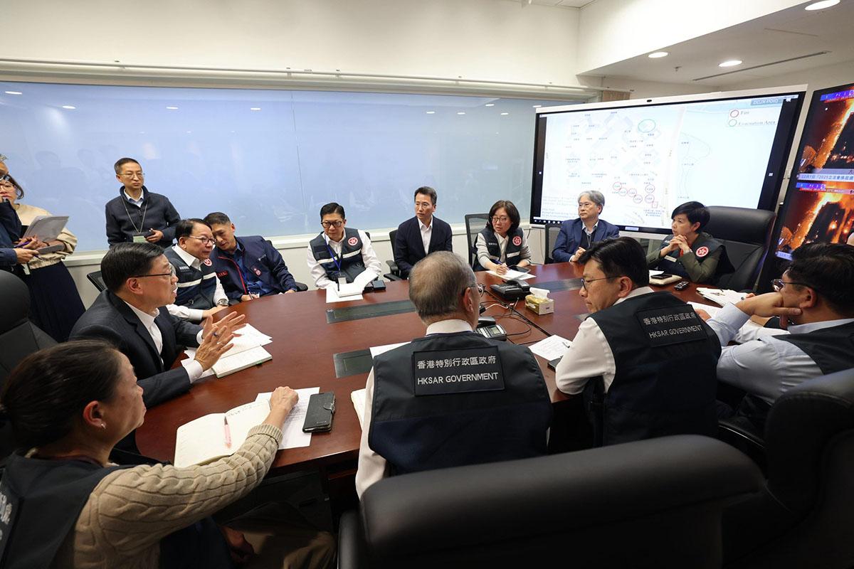 李家超(左二)主持跨部門緊急會議。(李家超FB)