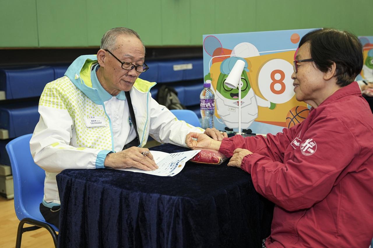 「南方醫科大學香港校友會」會長胡永祥博士,帶領一眾醫師提供義診服務。