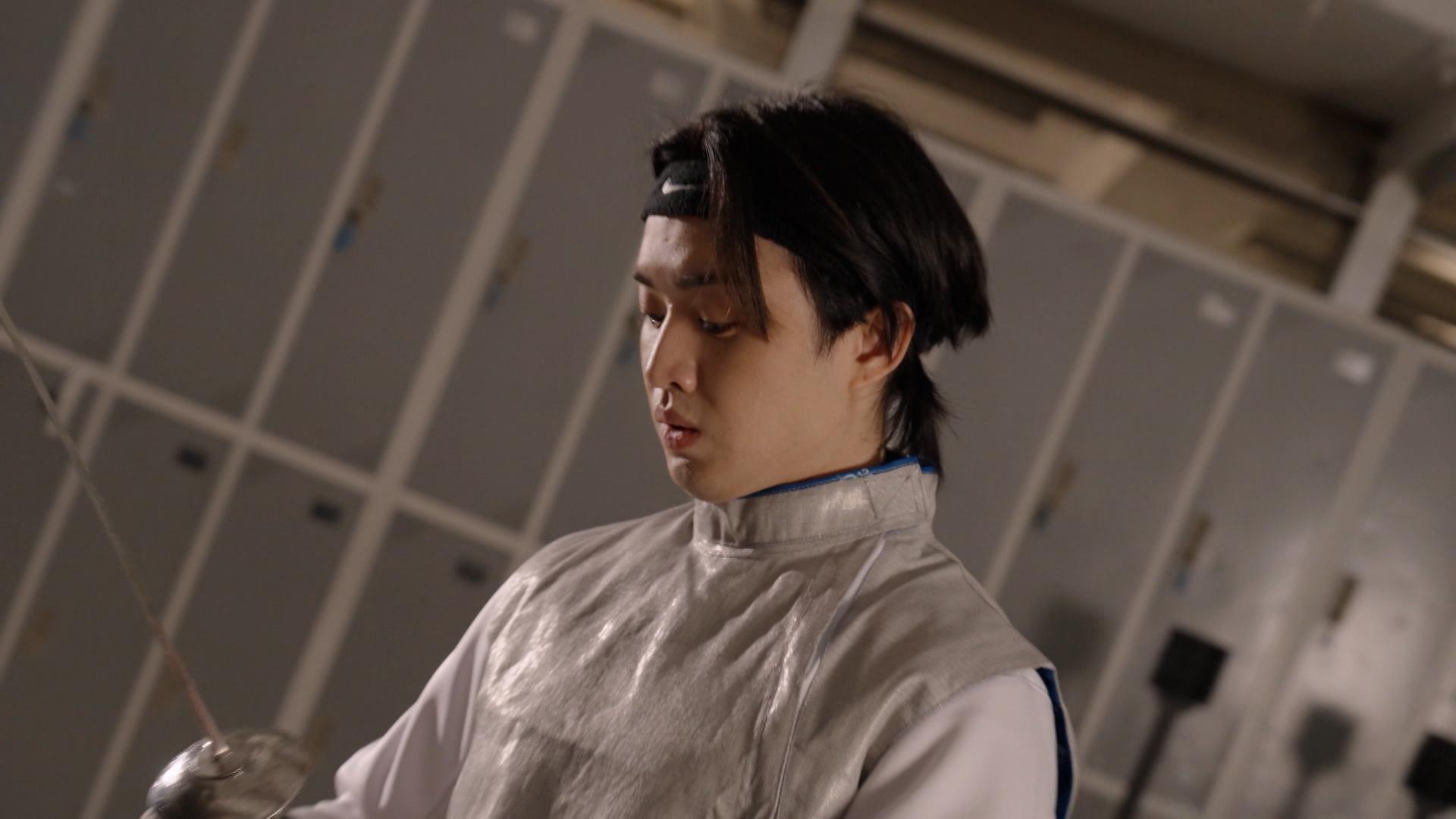 「鷹小組」JER@MIRROR穿起劍擊裝備。