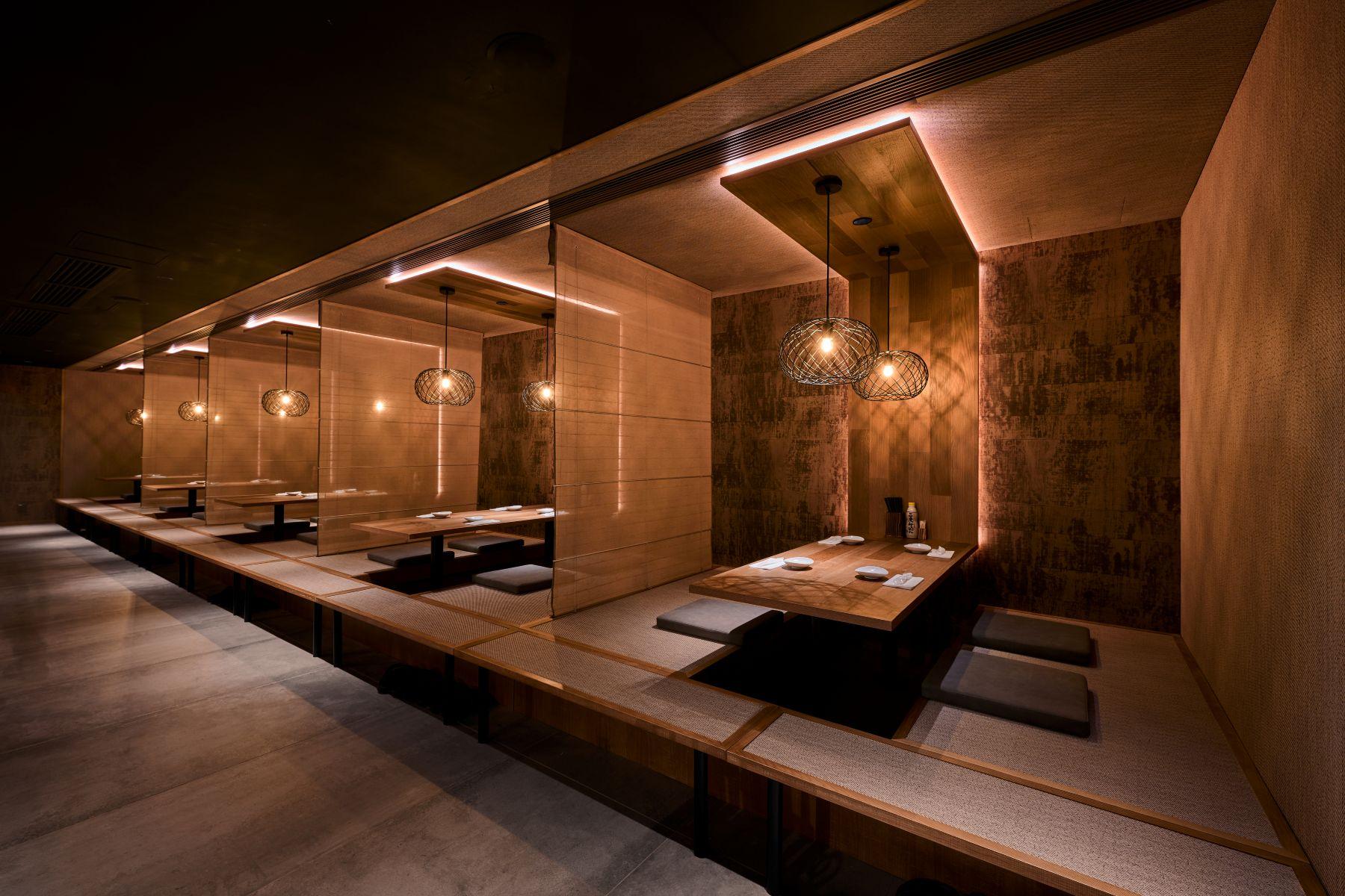 設有一排舒適版榻榻米座位,在柔和燈飾襯托下,營造神秘格調。(餐廳提供相片)