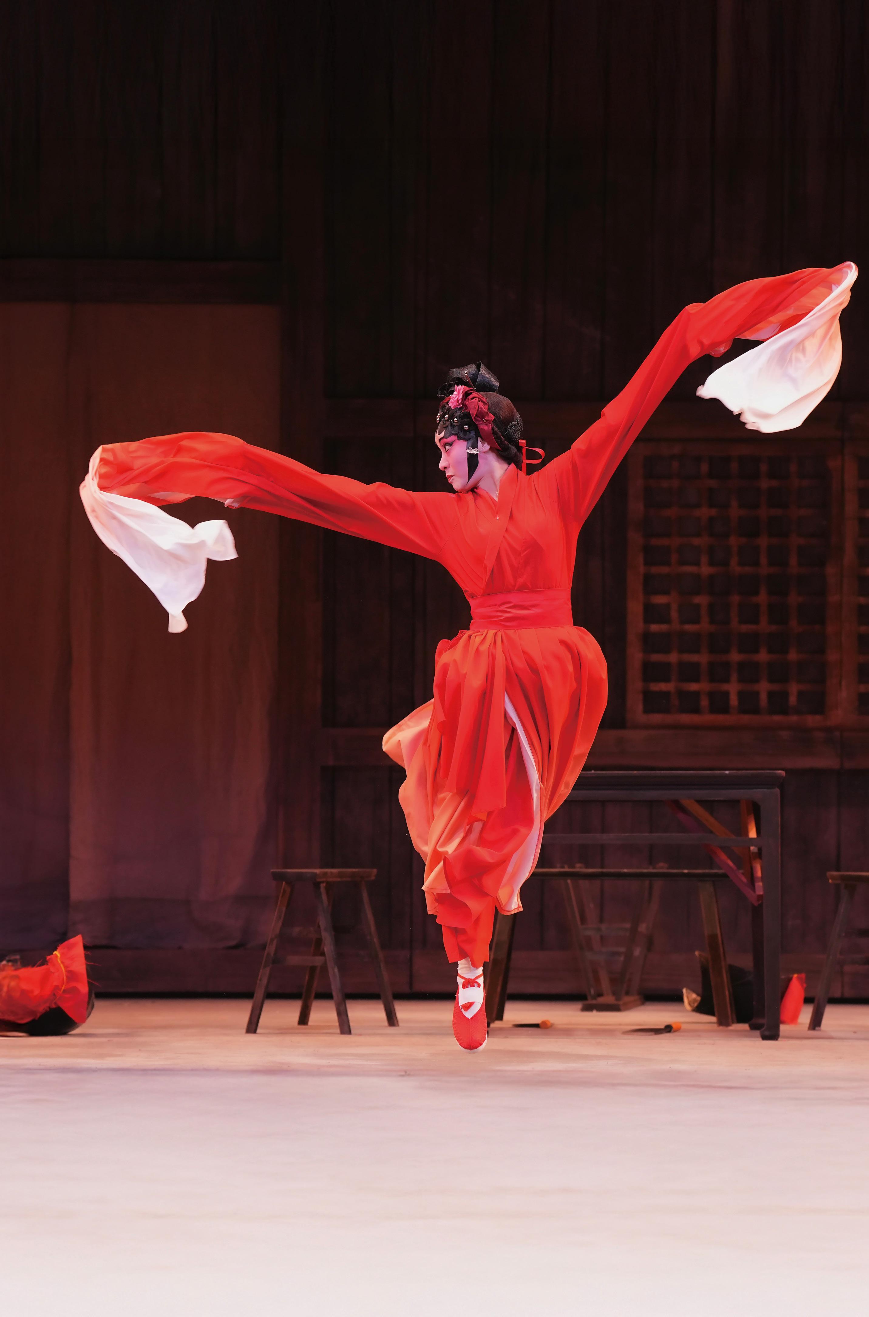 梁燕飛在戲中演武功了得的客棧老闆娘。