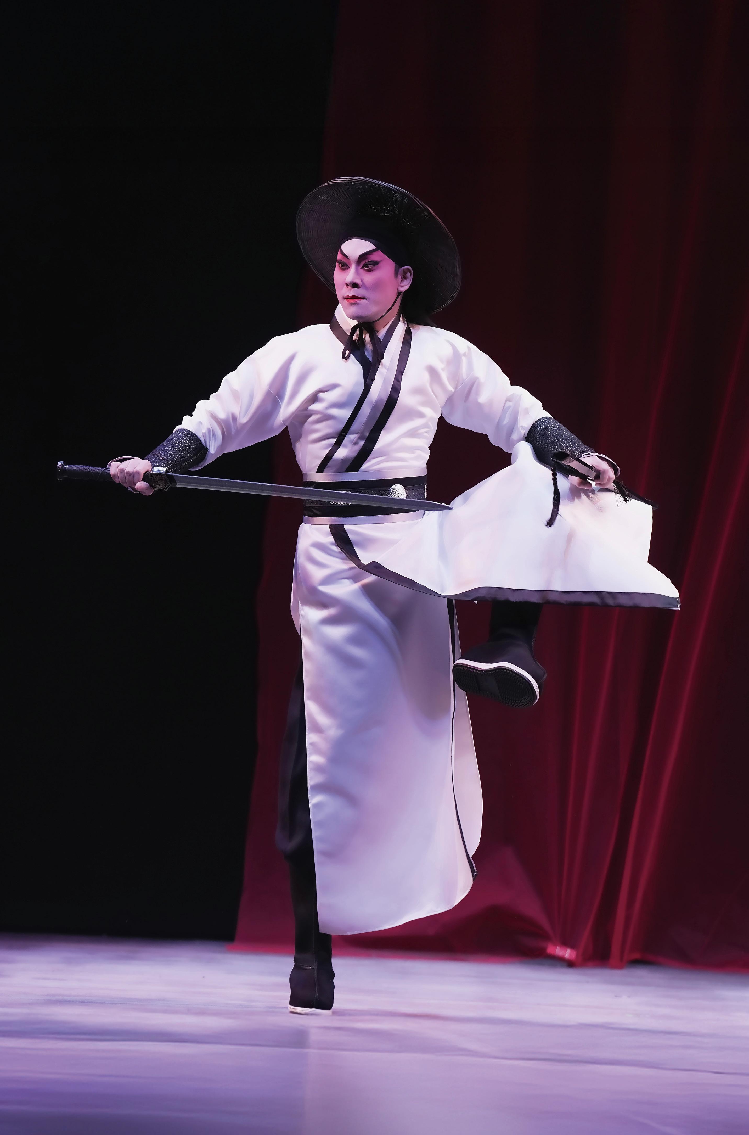 梁兆明造型氣宇不凡。