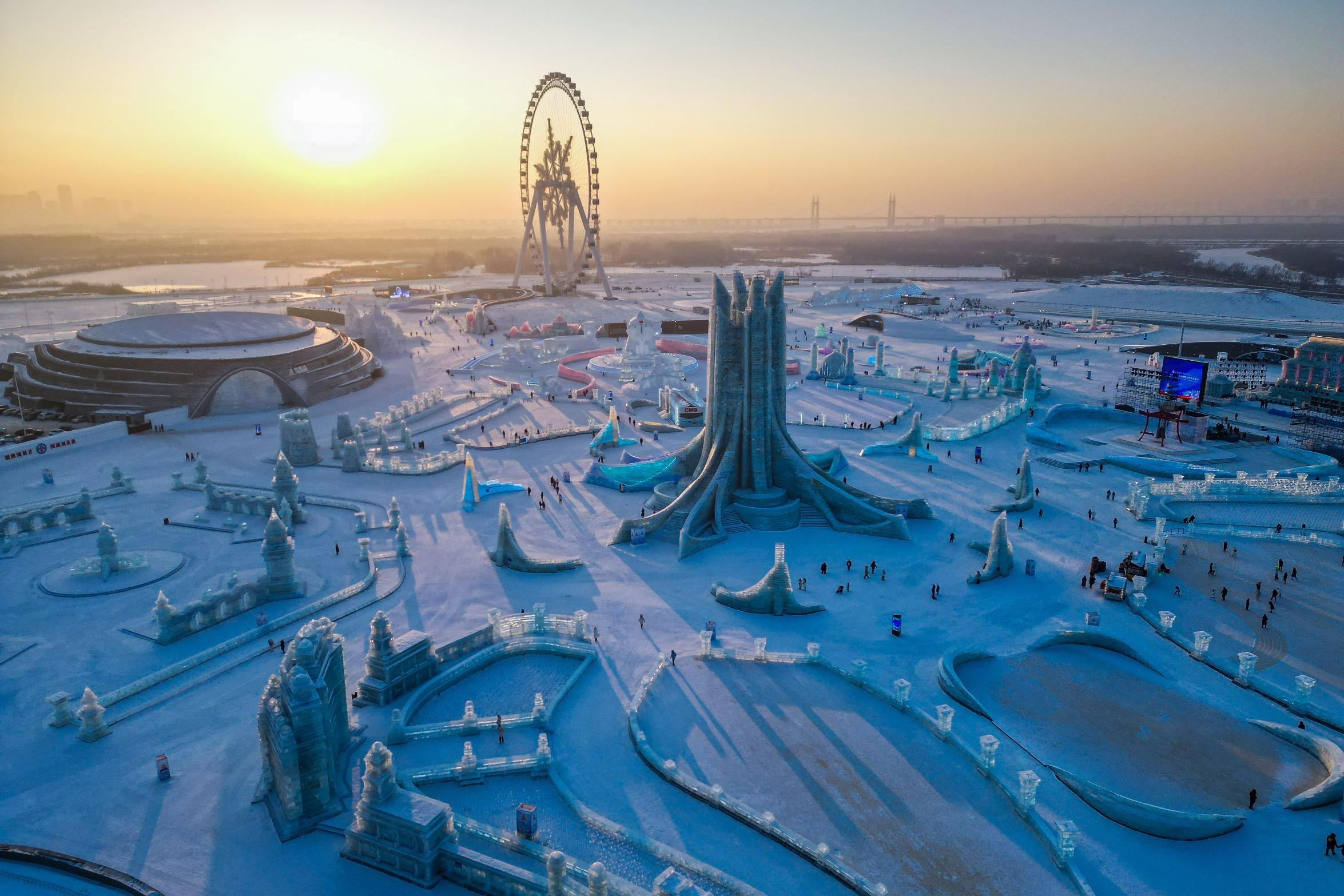 冰雪大世界,是哈爾濱一年一度最盛大的冰雪嘉年華,今年的主題為「冰天雪地童話世界」。