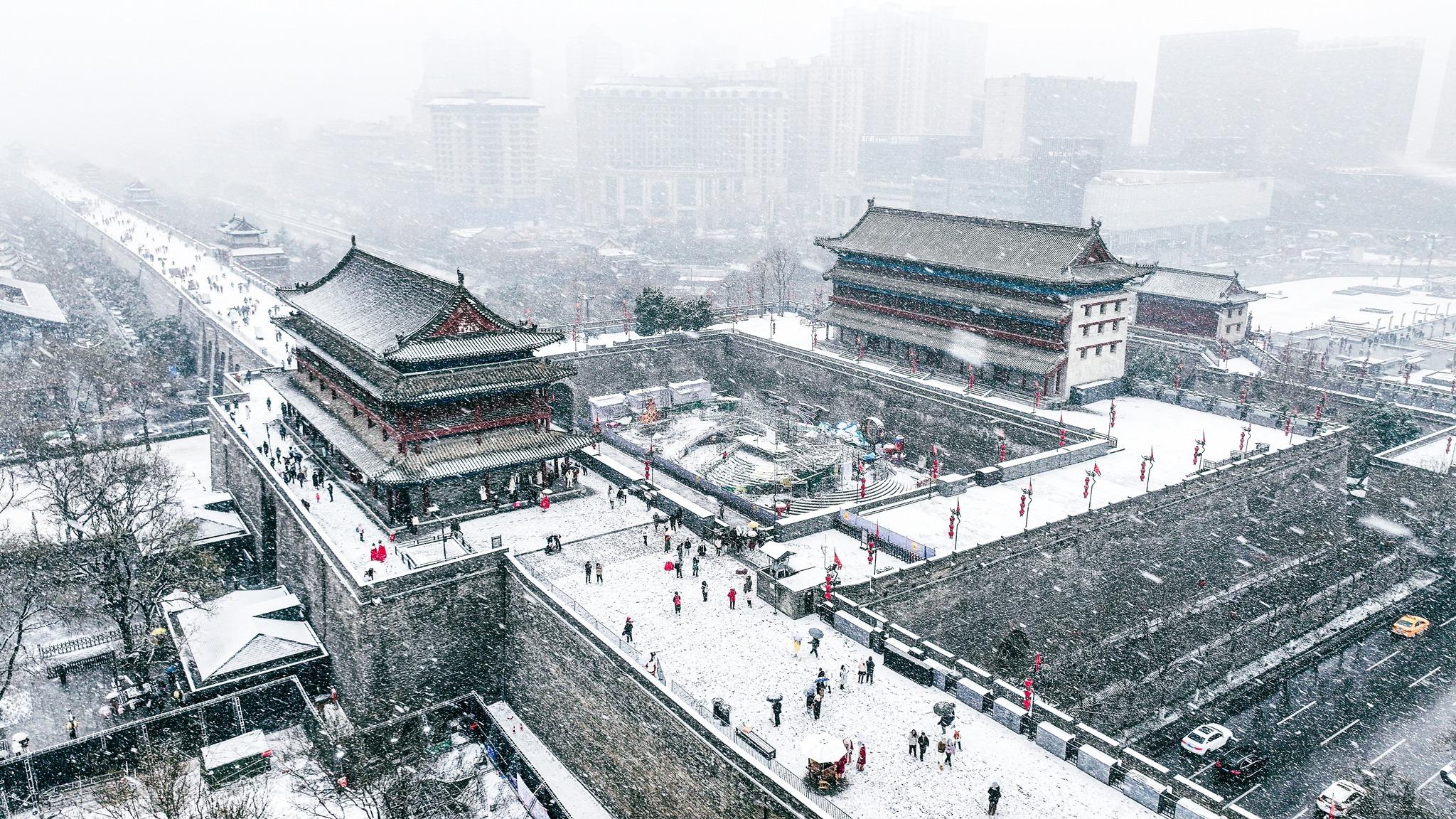 西安城牆是中國現存規模最大、保存最完整的古代城垣,雪落時分,靜謐而莊嚴,完美詮釋了「一下雪,西安就變成了長安」的意境。(圖片來源:視覺中國)