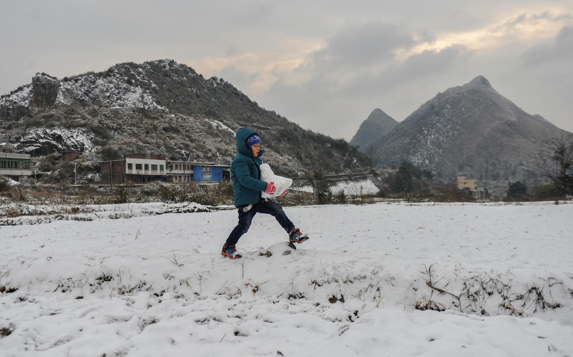 韶關被譽為廣東的「北大門」,其高寒山區在冬季寒潮來襲時,會出現冰掛霧凇景觀,樹木銀裝素裹,宛如北國冰雪世界。(圖片來源:Getty)