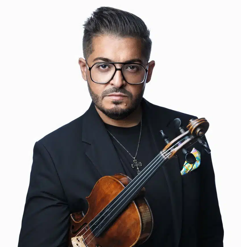 匈牙利小提琴家小拉約什薩爾科齊,以融合古典音樂造詣與匈牙利及吉卜賽音樂傳統的技藝備受讚譽。他生於七代音樂世家,於濃厚的音樂氛圍下長大,培養出對藝術的高敏銳度與精湛技巧。