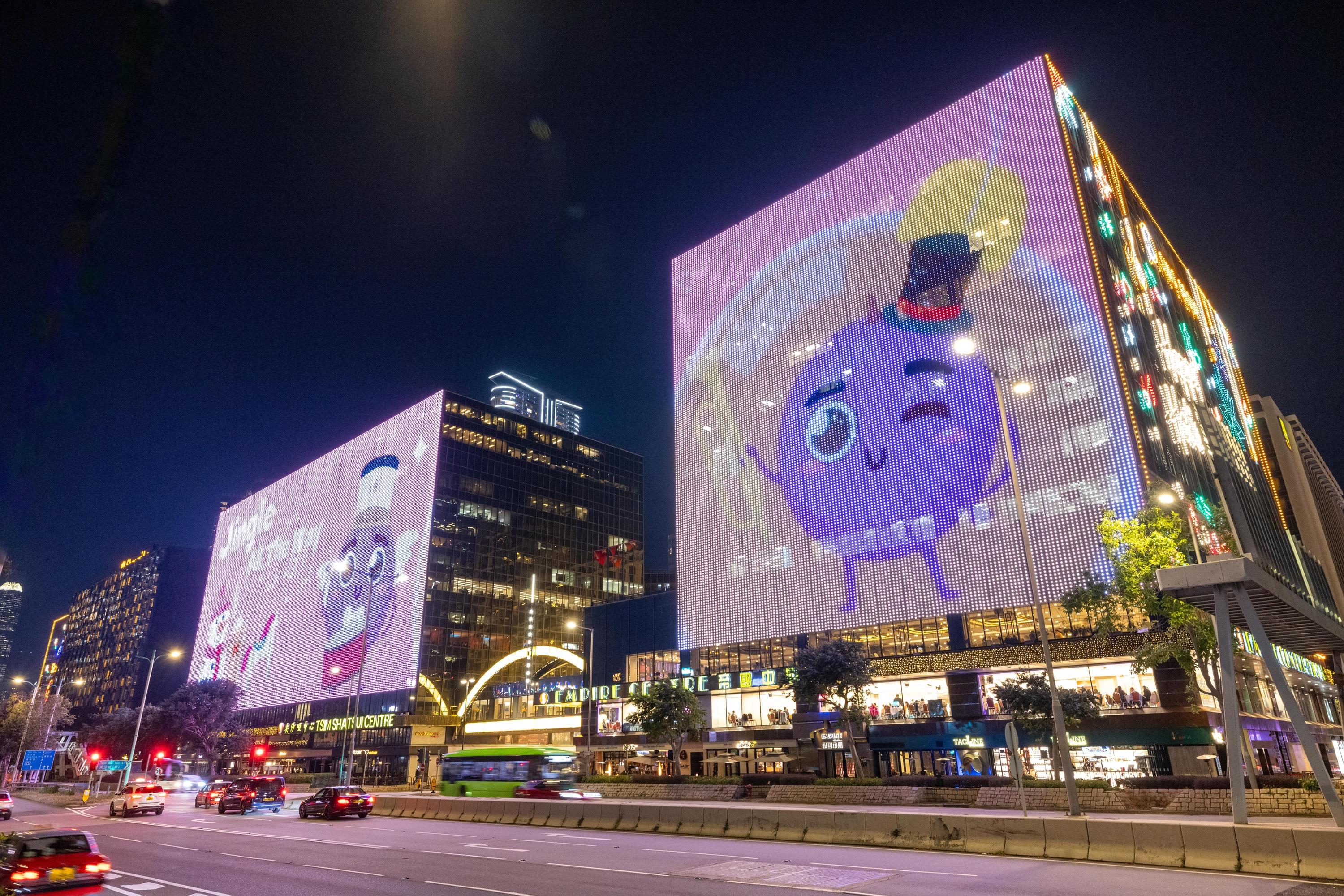 尖沙咀中心及帝國中心LED幕牆亦將播放聖誕主題「提子」動畫 。(警務處提供)