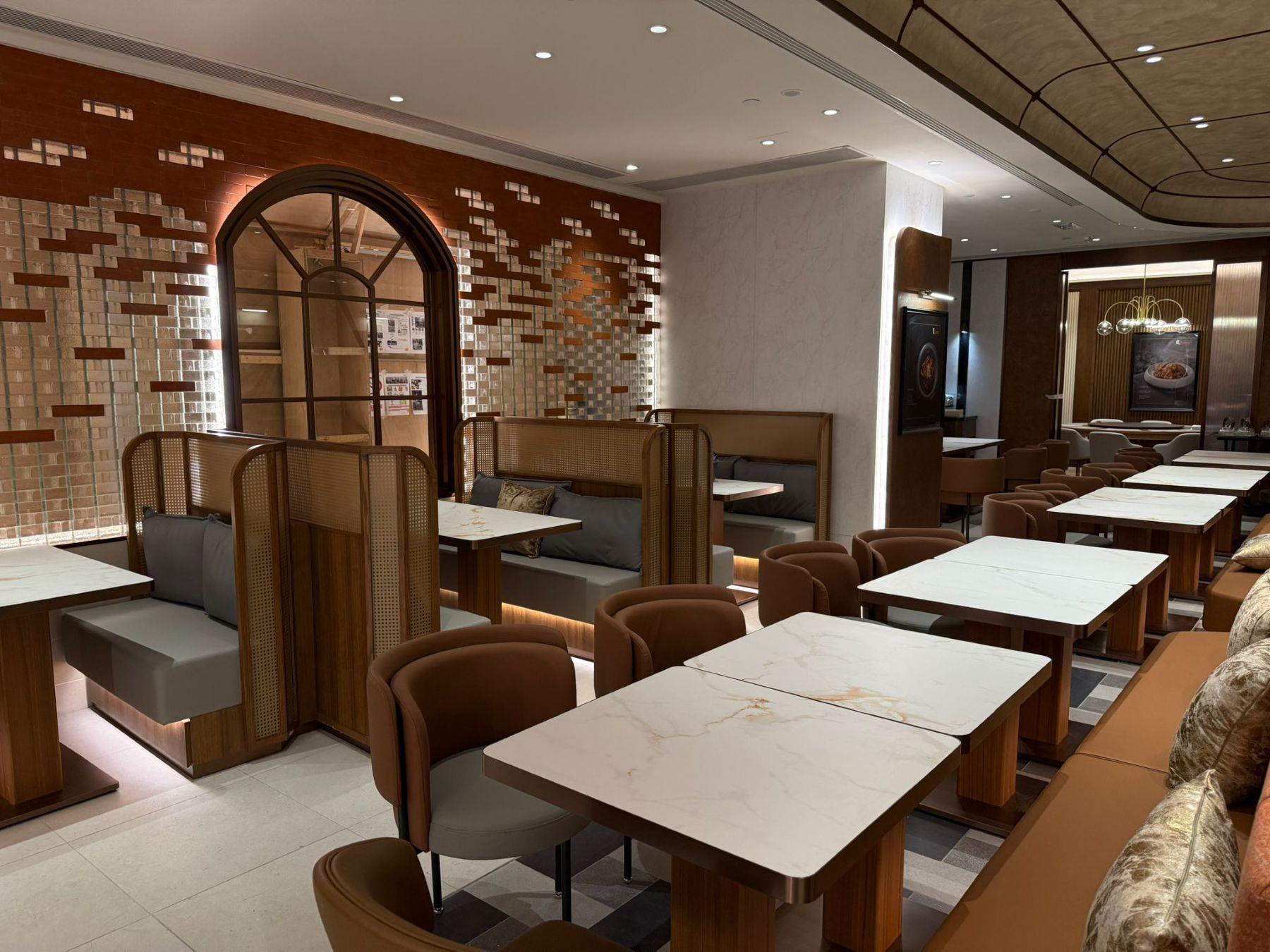 圓拱形窗映襯現代風紅磚牆,頗有昔日上海華洋雜處的氛圍。