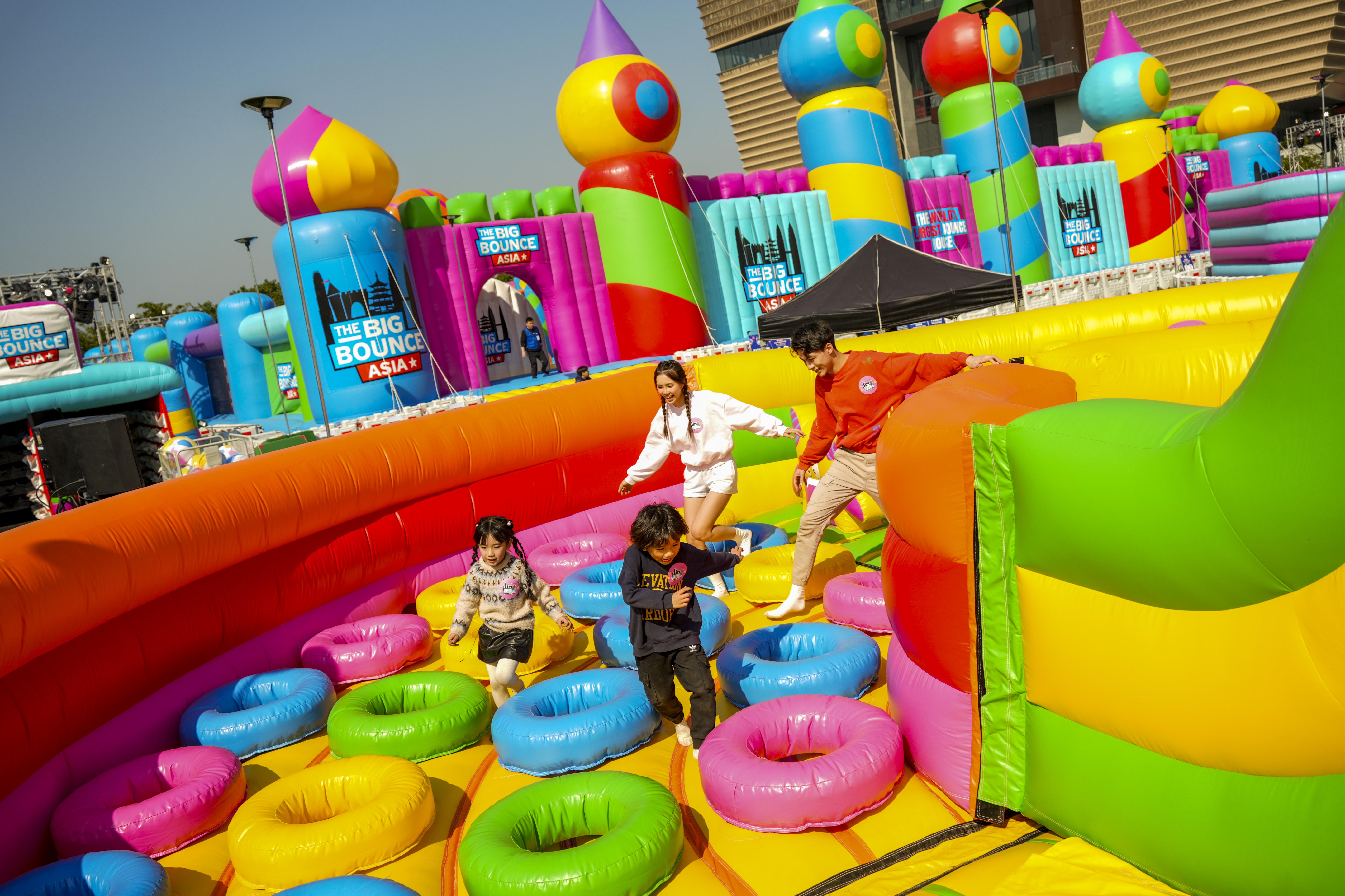 從障礙賽道起點一路前進到終極巨型滑梯,總共有30 個不同的障礙等你來挑戰