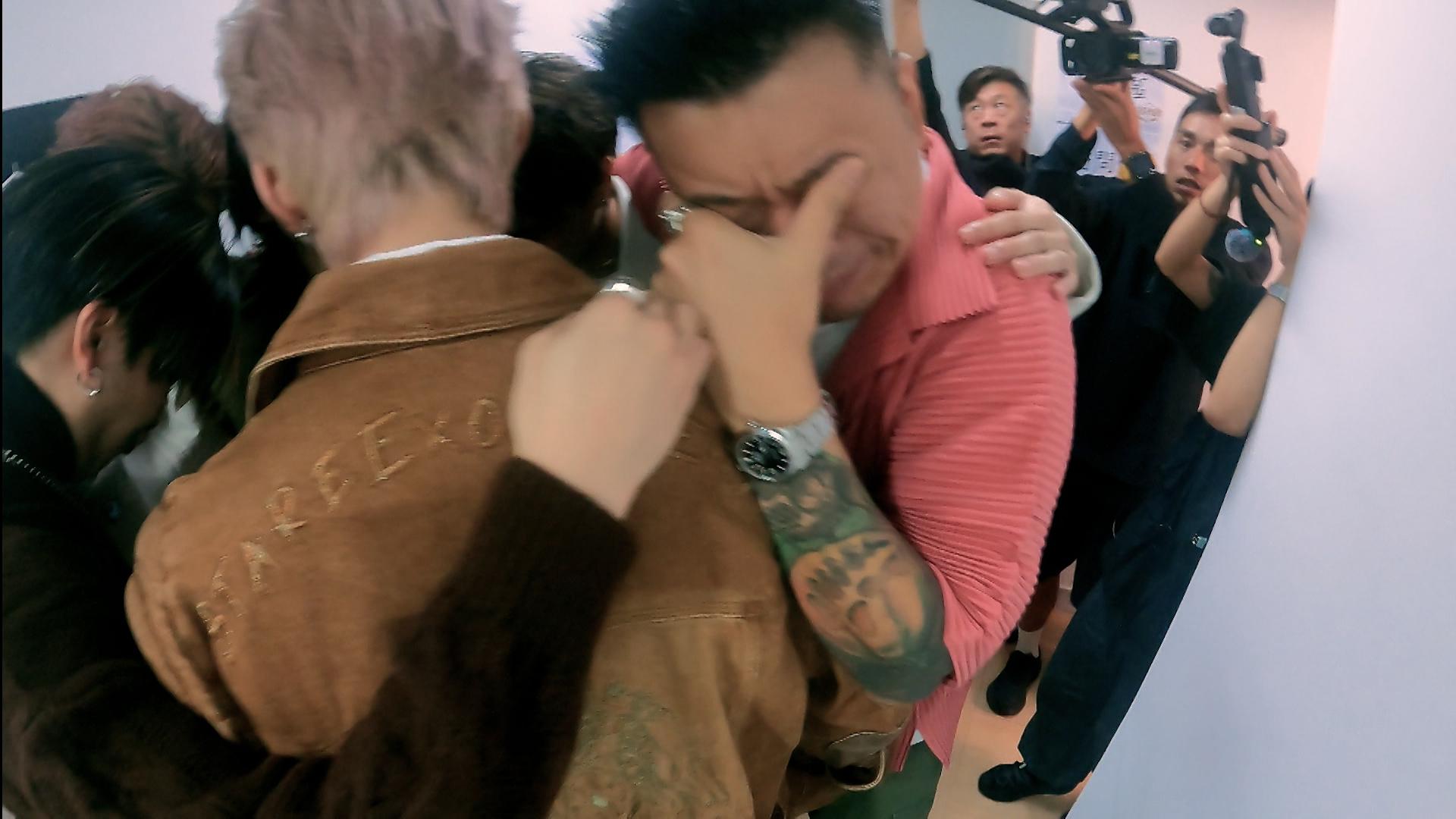 星級助教Jason Kui不捨地攬著B5組喊。