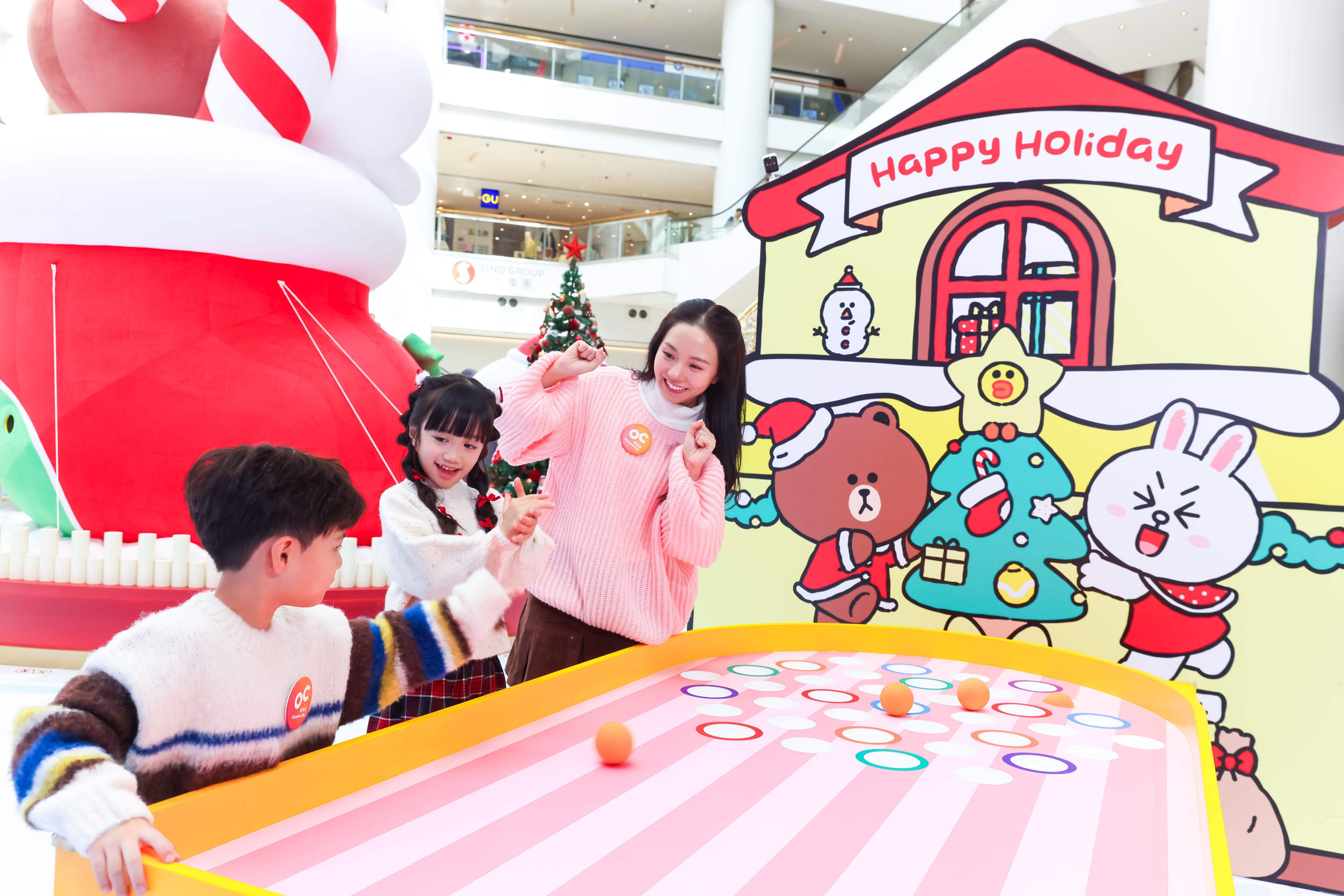 LINE FRIENDS 冬日禮物 FUN 派站:考驗參加者的手眼協調,將雪球滾進色彩繽紛的洞口。成功命中一個洞口,即代表成功分派1份禮物,可獲得1個印章。