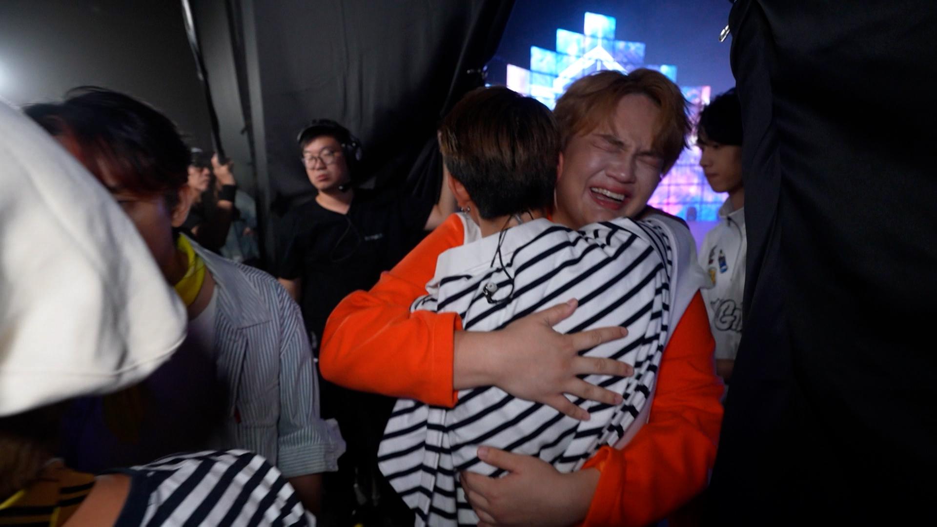 有得留低的蘇仔攬著Homing傷心痛哭。