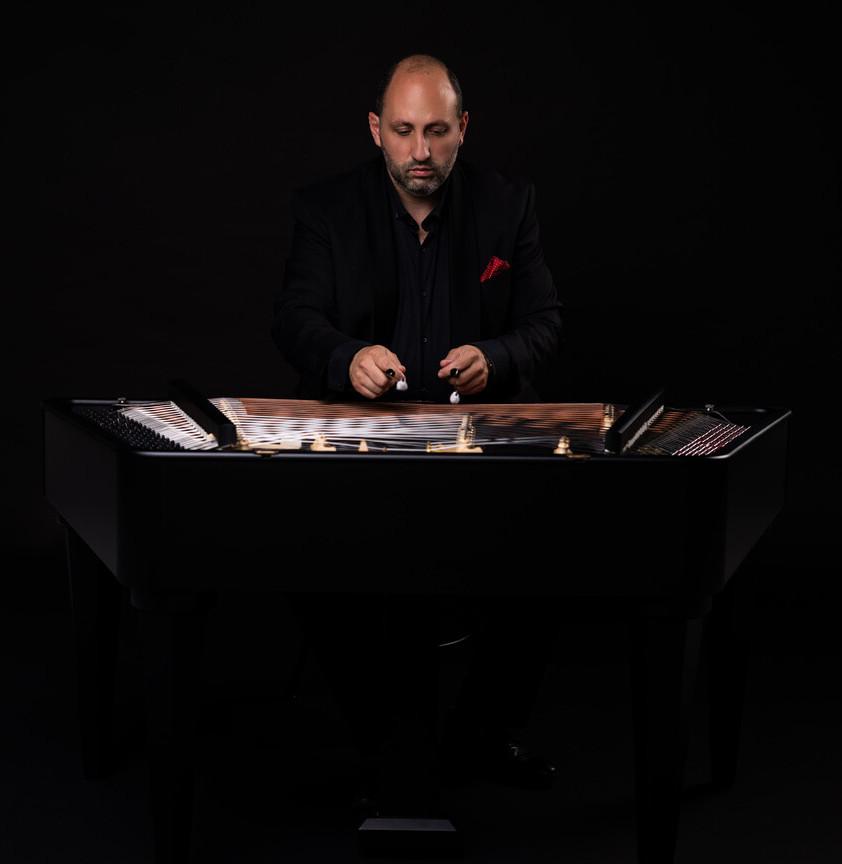 李斯特斯1986年生於匈牙利布達佩斯,4歲開始習奏匈牙利最具代表性的民族樂器─——匈牙利揚琴。其父親與祖父皆為揚琴演奏家,世代相承。