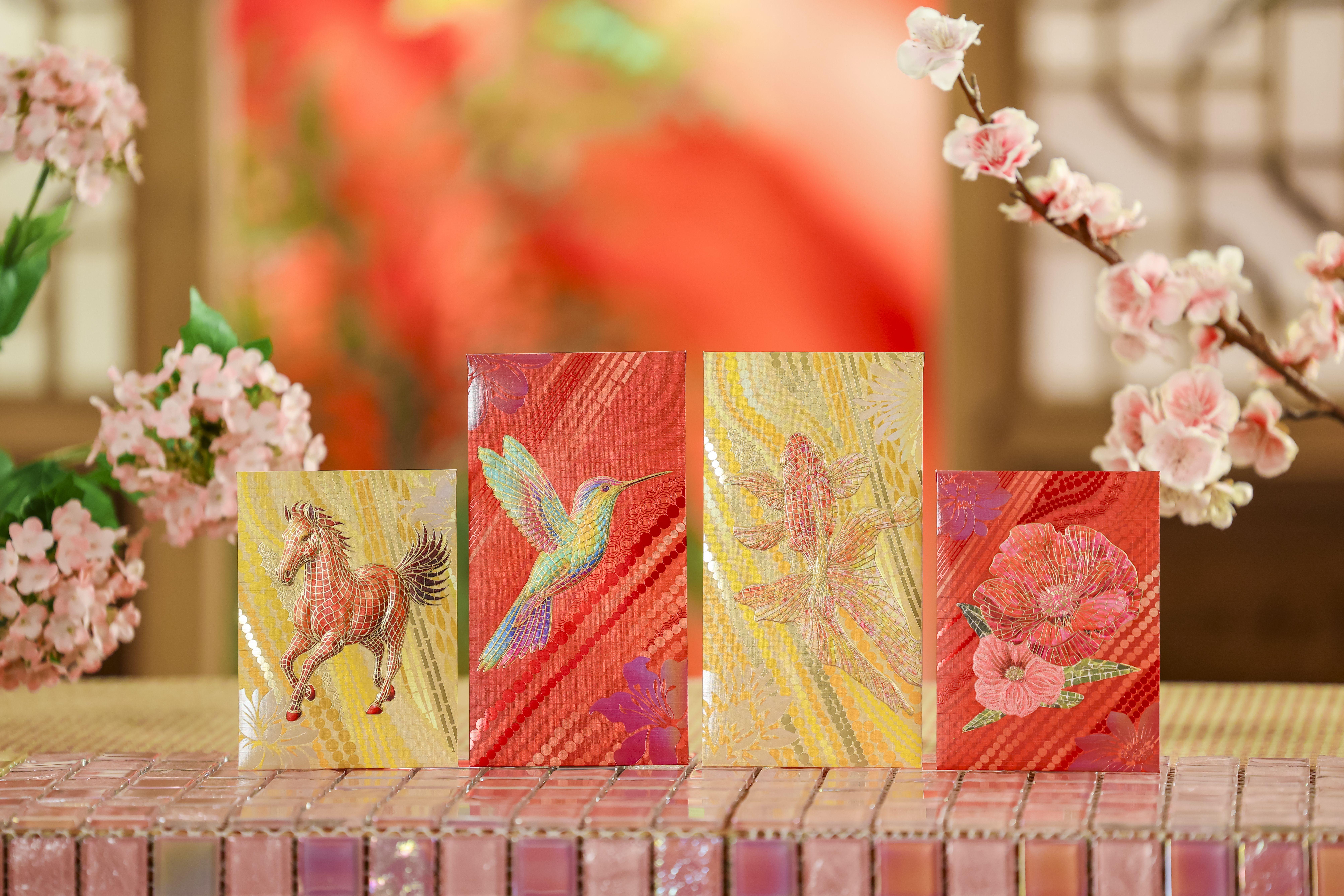 「千格玲瓏」利是封禮盒則採用啞色燙金的漸變色調,再以局部UV印刷出宛如流水的細膩紋理,金光流轉。中央的「金馬迎春」篆刻印章更以幻彩燙金搭配雕凸工藝製作,立體奪目。