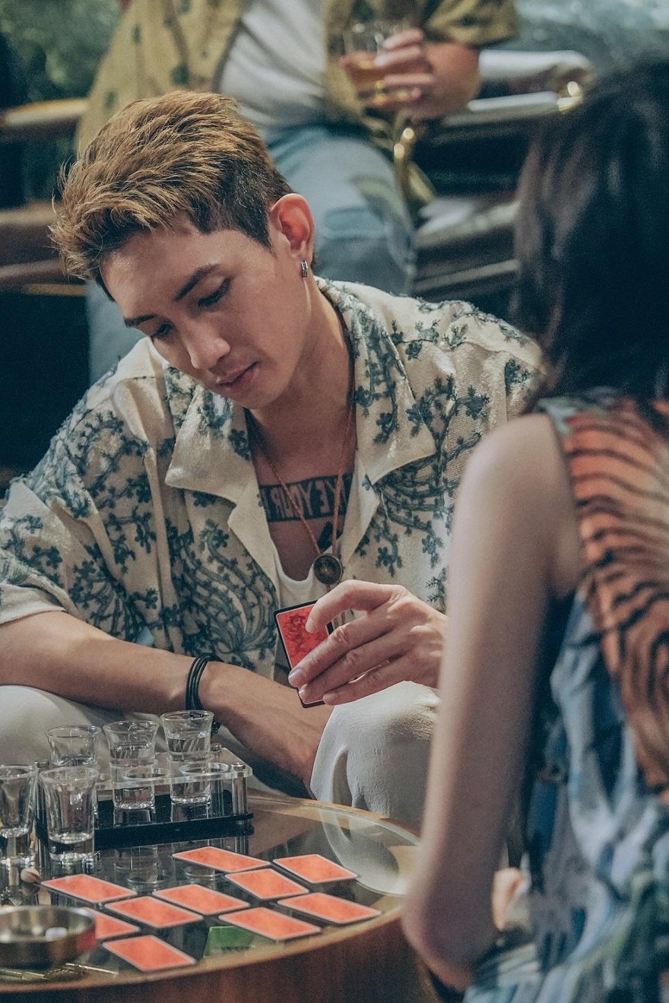 楊樂文飾演風流浪子藏痛心秘密。(《存酒人》劇照)