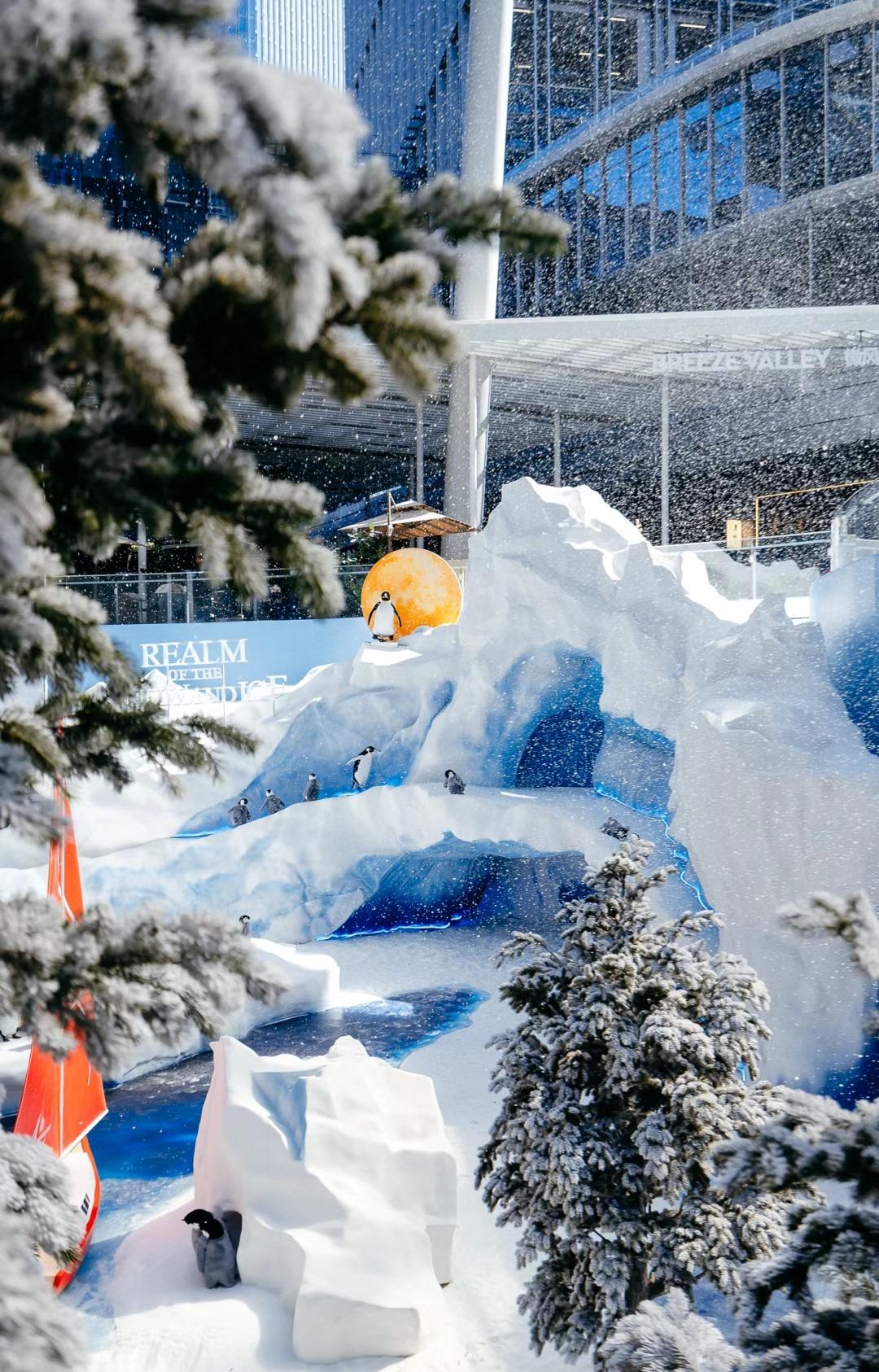 萬象前海飄雪場景逼真,現場有不少企鵝造型,供市民打卡。(圖片來源:ShenzhenLOOK)