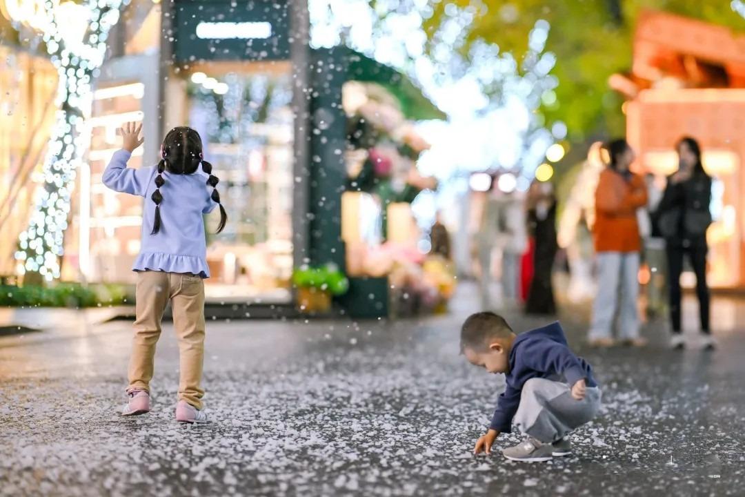 萬象天地所下的「雪」雖然沒有萬象前海那麼多,但薄薄的鋪上一地也很浪漫。(圖片來源:深圳南山文旅官方公眾號)