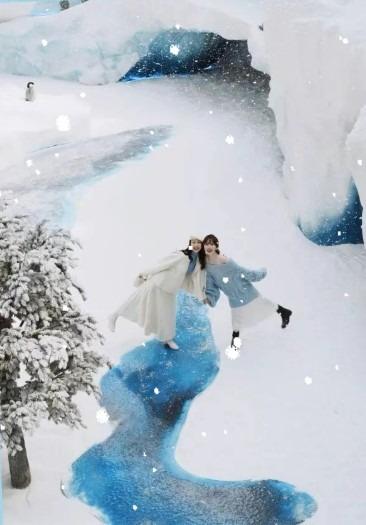 繼去年萬象前海打造飄雪場景帶來震撼後,今年萬象前海繼續打造真雪場景,在1500平方米的B2層打造冰川飄雪盛景,還打造冰湖、冰洞,盡顯深圳的城市創意與活力。(圖片來源:深圳萬象前海)