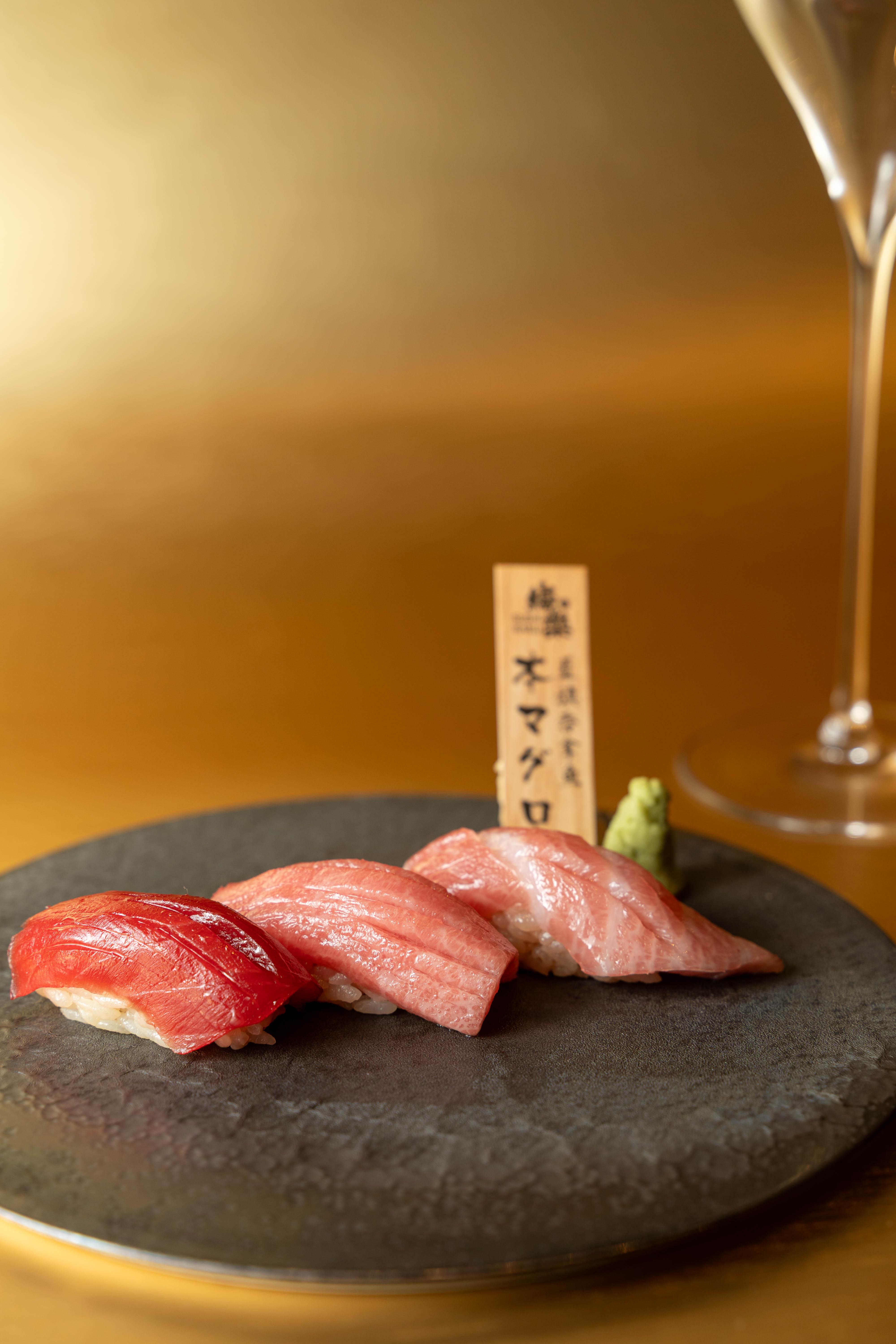 逢星期一至五下午三時至晚上七時Happy Hour,激安山幸藍鰭吞拿魚手握壽司3貫配自選清酒 (半合)優惠價$99。