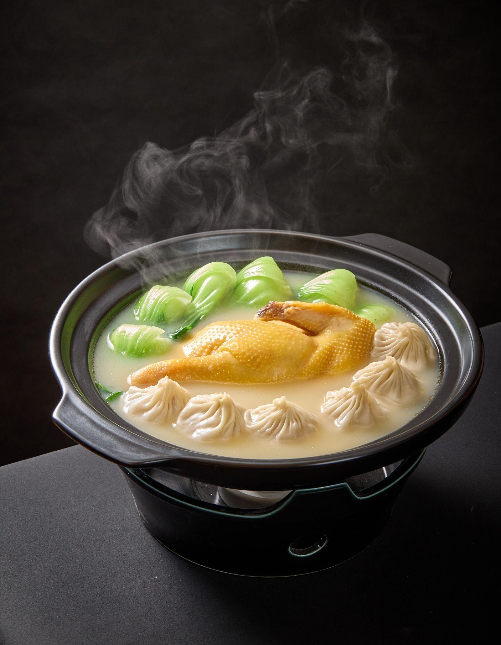 濃湯砂鍋小籠雞($198半份,小籠包6粒;$388全份,小籠包12粒)