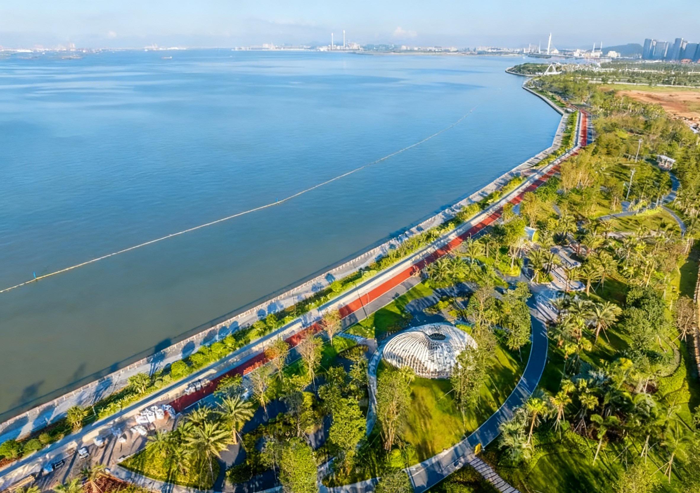 東莞濱海灣新區的黃金海岸規劃全長42公里,已建成7.5公里岸線碧道,漫步當中,賞花看海十分宜人。(圖片來源:東莞濱海灣新區公眾號)