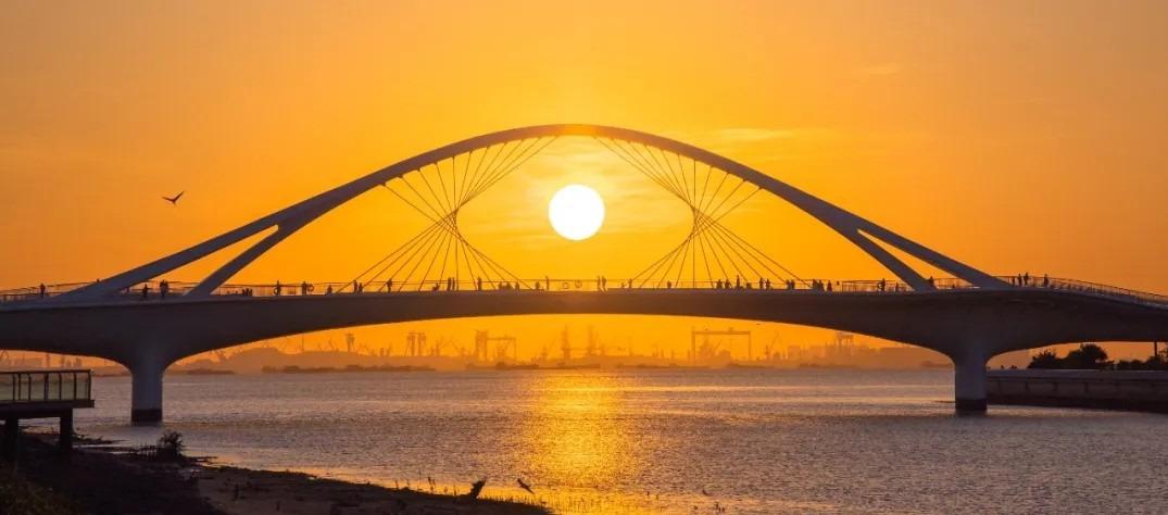 東莞濱海灣新區擁有開闊的視野,是東莞絕佳的日落觀賞地。當夕陽西下,從濱海灣大道向龍湧出海口遠眺,一輪紅日恰好緩緩沉入慧眼橋的索纜之間,被譽為「灣區之眸」的奇妙景觀美如畫卷。(圖片來源:東莞濱海灣新區公眾號)