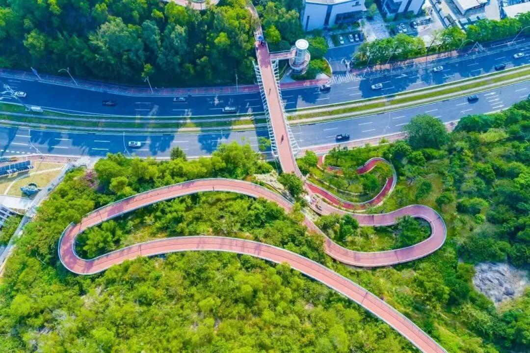 珠海香山雲道串聯香山湖公園、海天公園等多座山,步道設計有如過山車,蔚為奇觀。(圖片來源:珠海市文化廣電旅遊體育局)