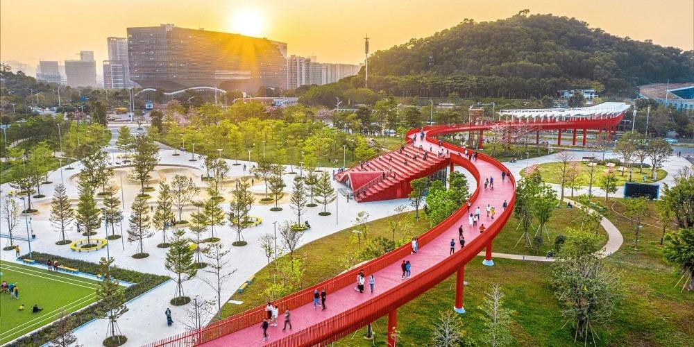 深圳虹橋公園於2020年開放,因為鮮紅色的廊橋和豐富的自然生態元素,享「灣區最美生態廊道」的美譽。
